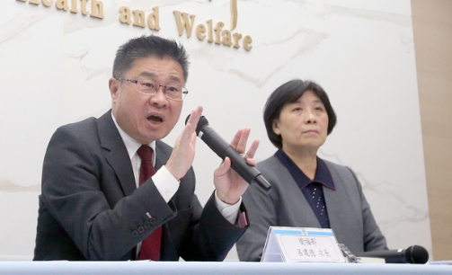 衛(wèi)福部霸凌案件頻傳，衛(wèi)福部次長呂建德（左起）及人事處長李玉惠29日召開記者會說明最新調(diào)查結(jié)果