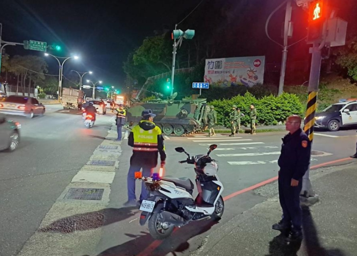 1輛CM-23臺(tái)軍陸軍裝甲迫炮車于進(jìn)行科目演練時(shí)，因故障停在中間車道