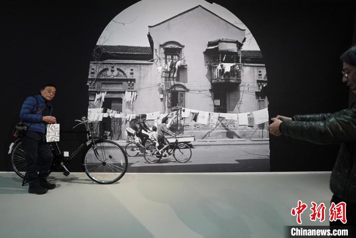 展覽“上海：攝影之都”開(kāi)幕呈現(xiàn)百年影像變遷