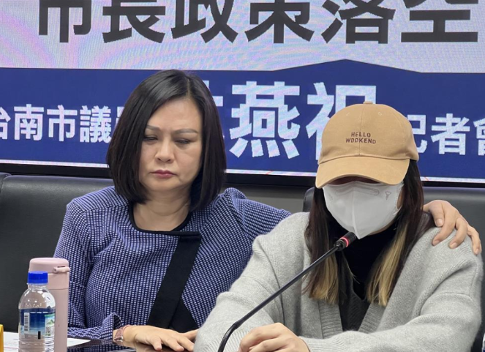 臺南市議員林燕祝（左）10日找來受虐童家長（右）到場控訴幼兒園不當管教