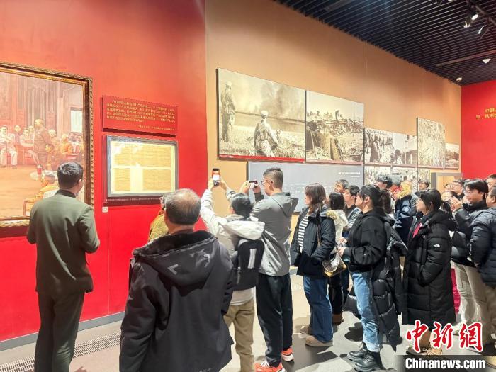 1月14至18日，全國臺聯(lián)第三十一屆臺胞青年冬令營遼寧分營舉行。圖為臺青們參觀抗美援朝紀念館。(遼寧省臺聯(lián)供圖)