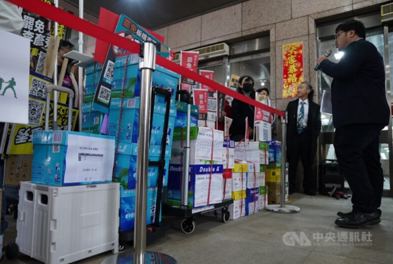 民進黨不堪在臺立法機構(gòu)連連挫敗，在島內(nèi)發(fā)動“大罷免潮”。圖為罷免團體前往臺選務部門送件。（圖源：臺灣“中央社”）