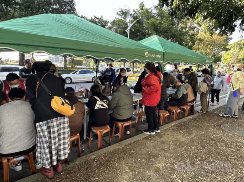 圖為罷免團體在路上擺攤，供填寫聯(lián)署民代罷免書。（圖源：臺灣“中央社”）