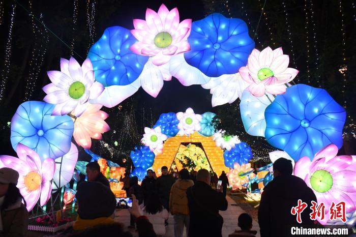 （新春見(jiàn)聞）成都金沙太陽(yáng)節(jié)璀璨燈組吸引民眾