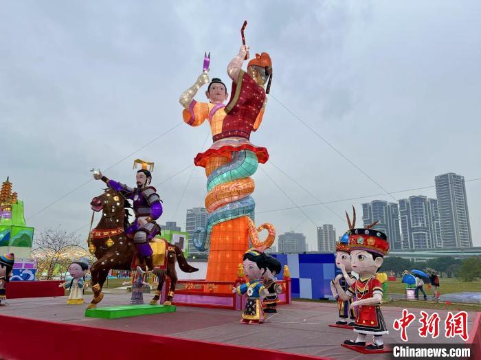 2月12日是乙巳年元宵節(jié)，新北市“靈蛇獻瑞 一起PLAY”燈會上，展出來自江蘇省的花燈。中新社記者 路梅 攝