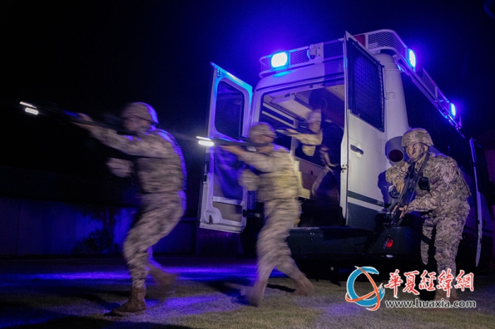 圖1：武警官兵迅速出動(dòng)。_副本