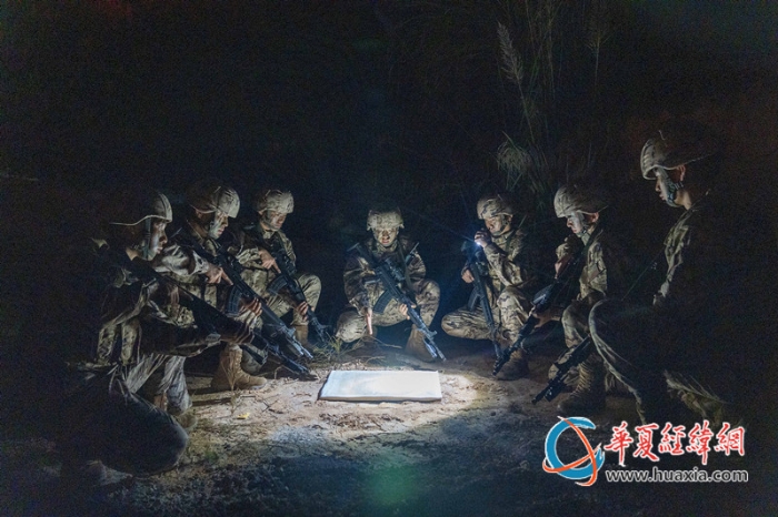 圖2：武警官兵在制定作戰(zhàn)計(jì)劃。_副本