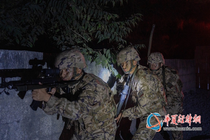 圖4：武警官兵隱蔽接近目標(biāo)。_副本