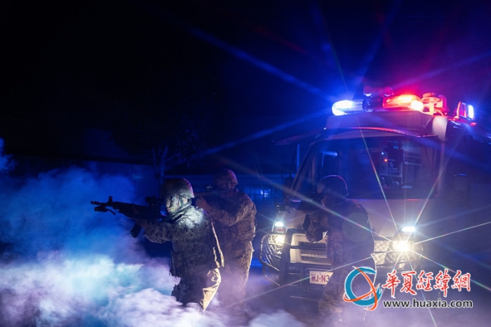 圖5：武警官兵掩護(hù)隊(duì)友追擊目標(biāo)。_副本