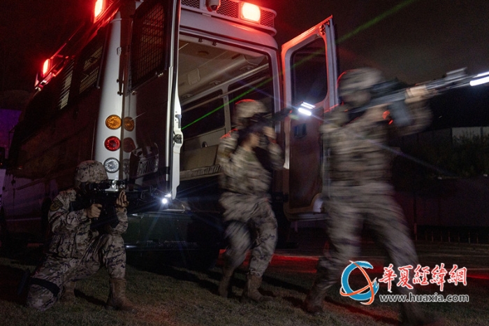 圖6：武警官兵掩護(hù)隊(duì)友追擊目標(biāo)。_副本