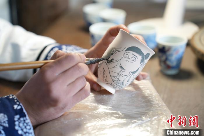 江西景德鎮(zhèn)：國漫頂流哪吒“邂逅”千年非遺青花瓷