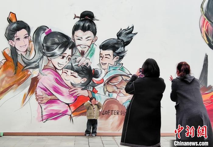 《哪吒2》主題墻繪亮相杭州西湖畔