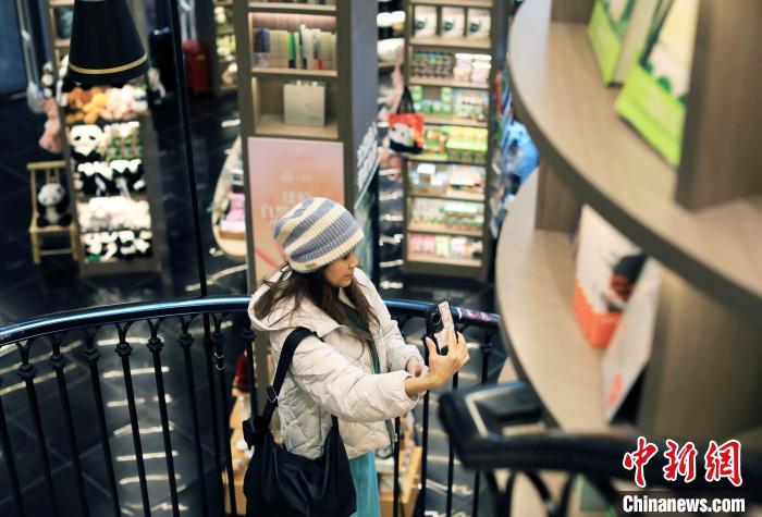 四川都江堰：讀者打卡鐘書閣領(lǐng)略書店獨(dú)有魅力