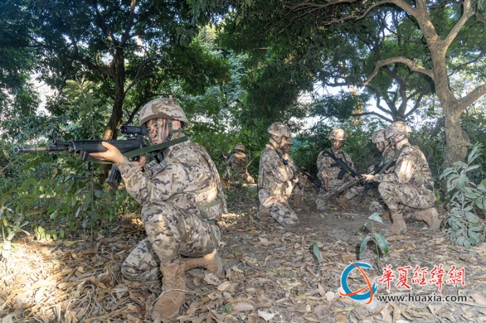 1、 武警官兵利用無人機(jī)偵察戰(zhàn)場(chǎng)環(huán)境。_副本