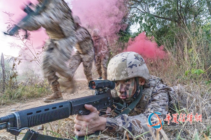 2、武警官兵快速出動(dòng)。_副本