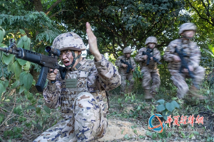 4、武警官兵交替掩護(hù)快速出動(dòng)。_副本