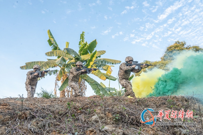 5、武警官兵沿山路搜索追擊。_副本