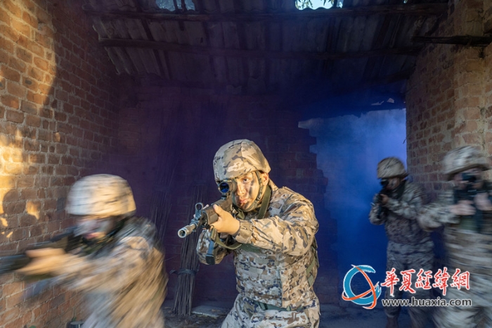 6、武警官兵快速突入房屋。_副本