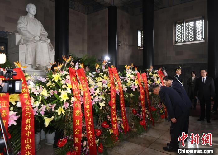 3月12日，江蘇省暨南京市各界人士拜謁中山陵。中新社記者 泱波 攝