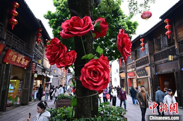 福州：綠樹生“花”成一景