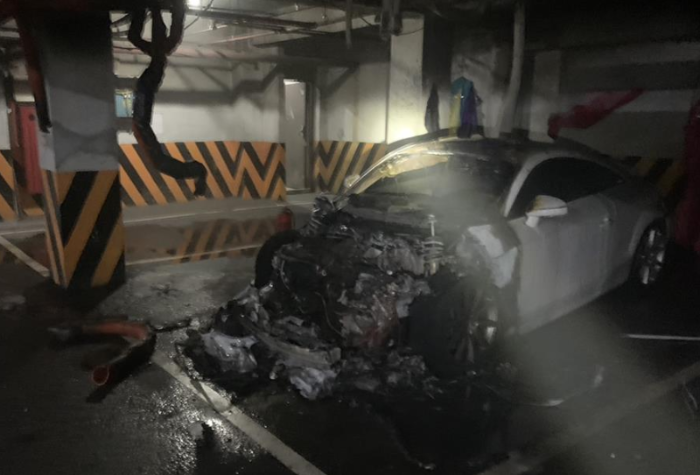 臺灣基隆市小區(qū)停車場火燒車