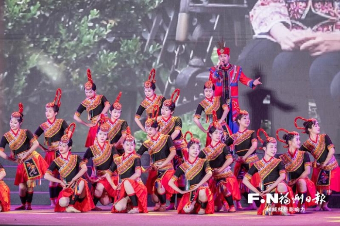 海峽兩岸各民族歡度“三月三”，開幕式上演精彩歌舞節(jié)目。記者 林雙偉 攝（來源：福州日報）