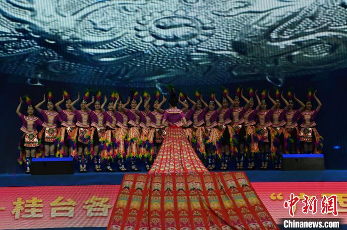 圖為大聯(lián)歡活動現(xiàn)場舞蹈《樣樣美》表演。中新網(wǎng)記者 蔣雪林攝