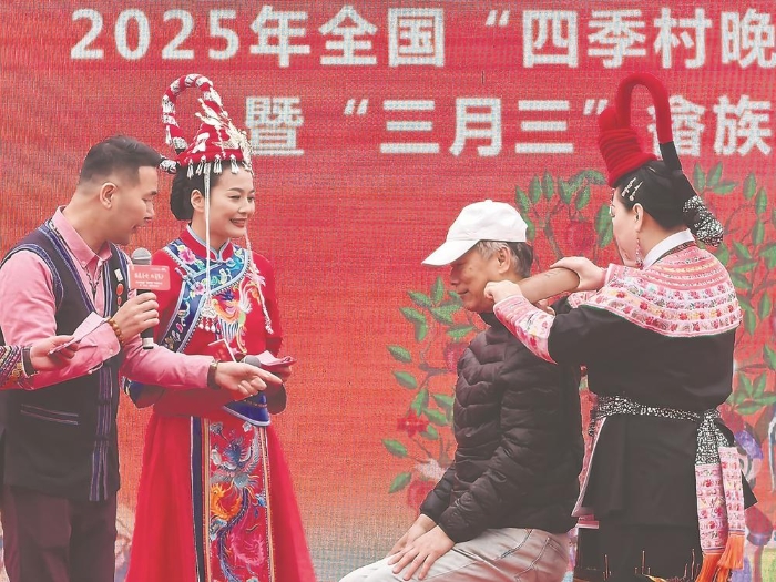 臺胞體驗畬醫(yī)畬藥。記者 王毅 攝（來源：福建日報）