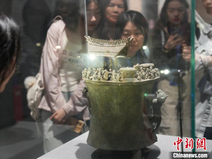 境內(nèi)外媒體人廣西南寧體驗(yàn)多彩民族文化