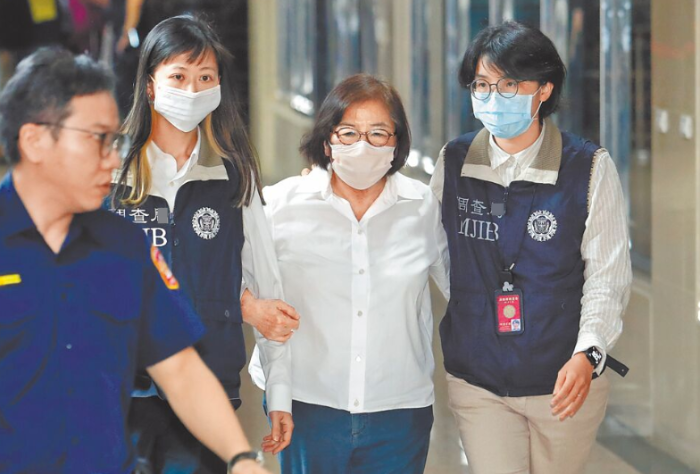 國民黨臺北市黨部主委黃呂錦茹17日深夜移送北檢復訊