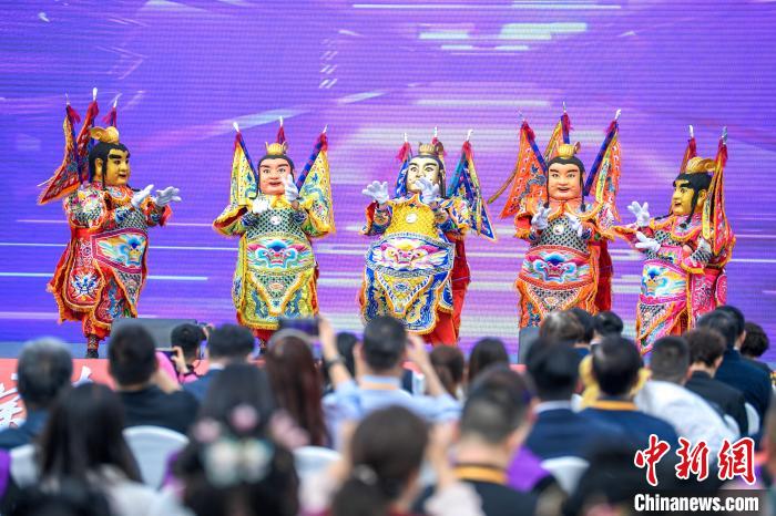 圖為臺(tái)灣圣義龍獅團(tuán)帶來的表演《電音三太子》。記者 劉忠俊 攝