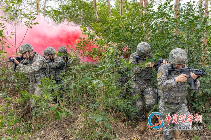1、2025年4月16日，武警官兵進行小組交替掩護搜索。_副本