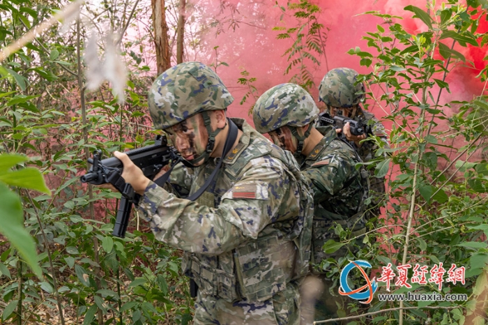 3、2025年4月16日，武警官兵進行戰(zhàn)術(shù)協(xié)同搜索_副本