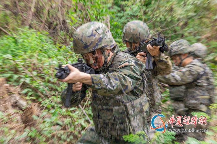 5、2025年4月16日，武警官兵進行小組協(xié)同搜索_副本