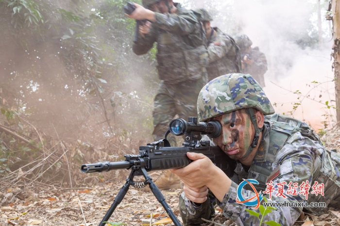 7、2025年4月16日，武警狙擊手掩護隊友快速出動_副本