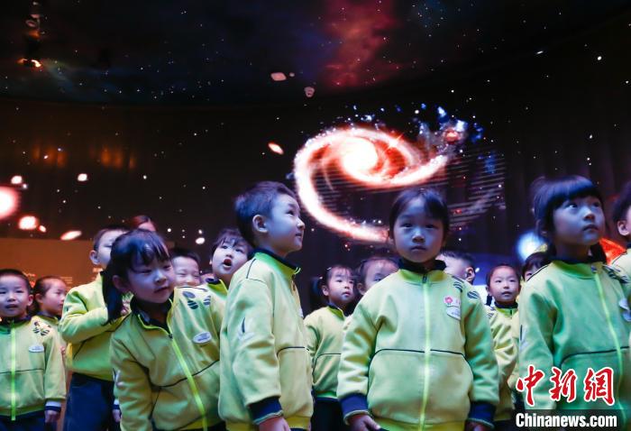 世界地球日青海西寧兒童探知自然奧秘