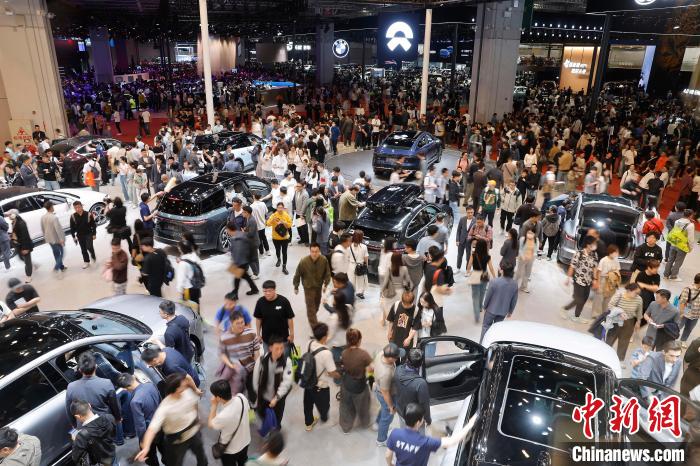 第二十一屆上海國際汽車工業(yè)展覽會迎來大客流