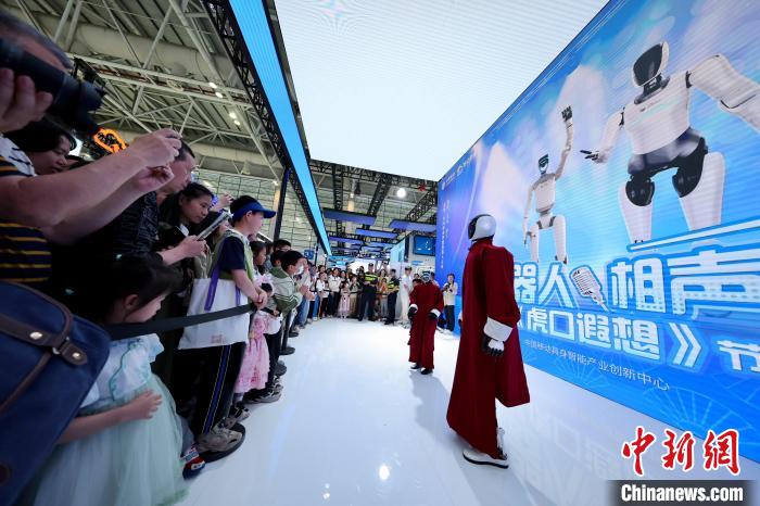 五一假期數(shù)字峰會現(xiàn)場體驗區(qū)成熱門打卡地