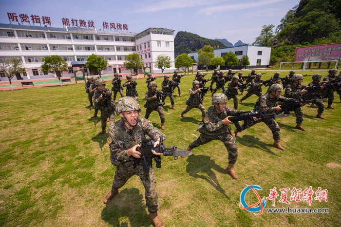 2、官兵進(jìn)行刺殺訓(xùn)練。施晨洲 攝 _副本