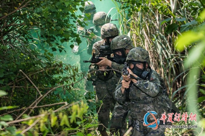 3、通過(guò)染毒地帶。施晨洲 攝_副本