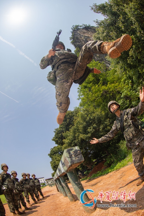 4、官兵開(kāi)展實(shí)裝200米障礙訓(xùn)練，圖為官兵通過(guò)獨(dú)木橋。農(nóng)文尖 攝_副本