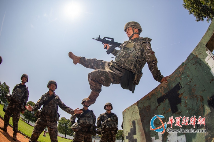 5、官兵開(kāi)展實(shí)裝200米障礙訓(xùn)練，圖為官兵翻越矮墻。農(nóng)文尖 攝_副本