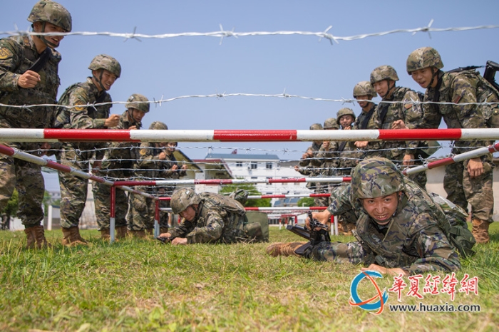 6、圖為武警官兵開(kāi)展戰(zhàn)術(shù)基礎(chǔ)訓(xùn)練。（施晨洲 攝）_副本