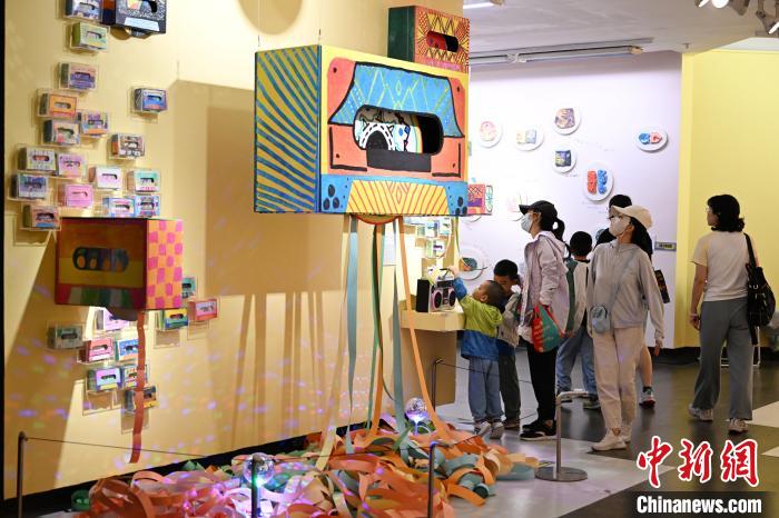 廣東美術(shù)館2025收藏童年系列展吸引參觀者