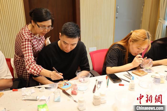 廣西留學(xué)生體驗(yàn)景泰藍(lán)制作技藝感受中國傳統(tǒng)文化魅力