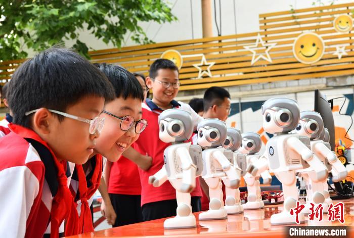 全國科技活動(dòng)周：學(xué)生校園感受科技魅力