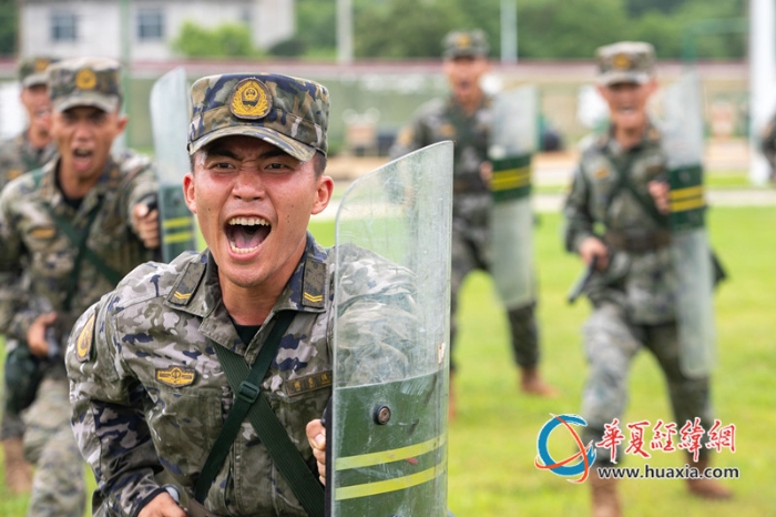 1、武警官兵進(jìn)行警棍盾牌訓(xùn)練。施晨洲 攝_副本