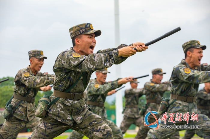 2、武警官兵進(jìn)行警棍盾牌訓(xùn)練。農(nóng)文尖 攝_副本