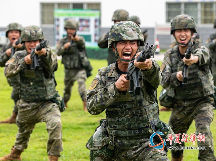 3、武警官兵進(jìn)行刺殺訓(xùn)練。施晨洲 攝_副本