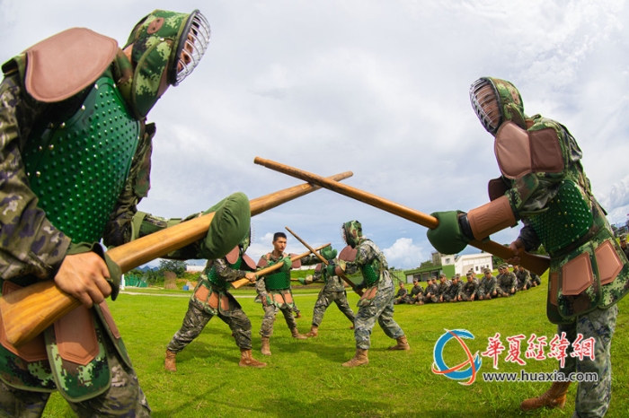 5、武警官兵進(jìn)行刺殺對(duì)抗訓(xùn)練。施晨洲 攝_副本